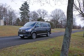 Volkswagen má odpověď na starosti všech otců od velkých rodin. Test VW Multivan