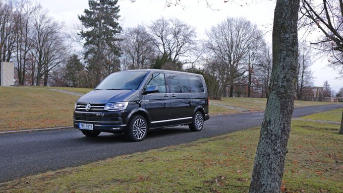 Volkswagen má odpověď na starosti všech otců od velkých rodin. Test VW Multivan