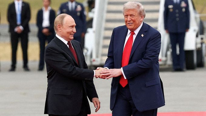 Donald Trump přivítal Vladimira Putina po jeho příletu do Anchorage se vší pompou, nechyběl ani červený koberec; 15. srpna 2025.