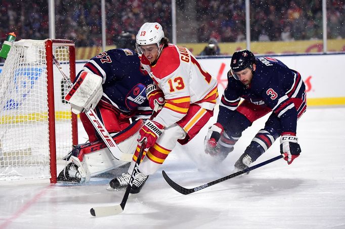 NHL 2019/2020, Heritage Classic, Calgary Flames - Winnipeg Jets: Johnny Gaudreau, Connor Hellebuyck, Tucker Poolman