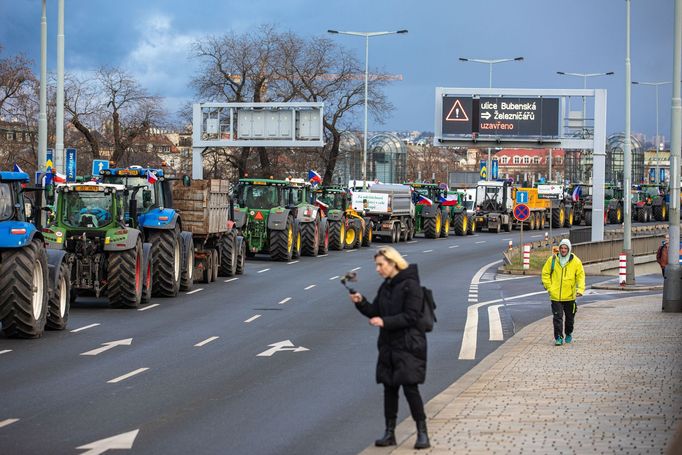 Protest části zemědělců s traktory v Praze na magistrále a před ministerstvem zemědělství, 19. 2. 2024.