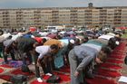 FOTO Modlitba na pláni. Muslimové přenesli mešitu k vnitru