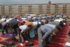 Razie v pražské mešitě? V Paříži by pak hořela půlka města