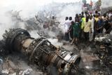 Zbytek ohořelého motoru letounu McDonnel Douglas MD-83, který se zřítil do obytné čtvrti v Lagosu.