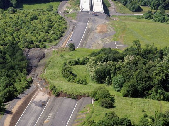 Na 200 metrů dlouhou část rozestavěné dálnice D8 u Prackovic nad Labem se v červnu 2013 sesunulo na 400 tisíc metrů krychlových zeminy.