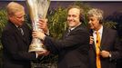 Michel Platini s trofejí pro vítěze Evropské ligy