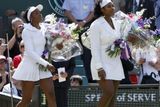 Serena a Venus Williamsovy nastupují na kurt před wimbledonským finále.