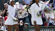 Serena a Venus Williamsovy nastupují na kurt před wimbledonským finále.
