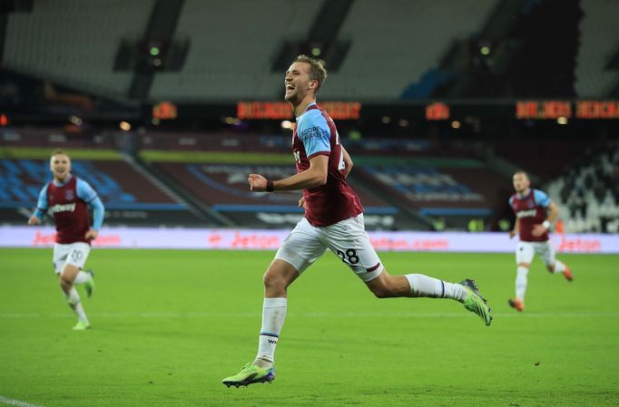 11. kolo anglické Premier League, West Ham - Manchester United: Tomáš Souček slaví svůj gól na 1:0.