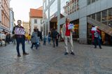 Na jednom z nejfrekventovanějších míst Prahy - na Můstku pod Václavským náměstím - nabízí objetí zdarma.