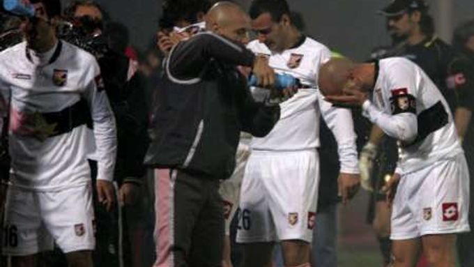 V sicilském derby mezi Palermem a Catanií řádili fanoušci. Při výtržnostech došlo i na policejní slzný plyn, na snímku si hráči omývají oči. Utkání bylo na půl hodiny přerušeno.