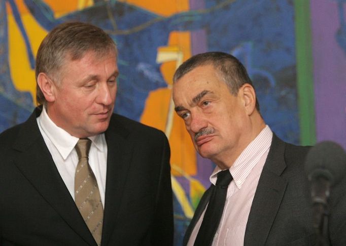 17. ledna 2008: Karel Schwarzenberg a premiér Mirek Topolánek na tiskové konferenci v době intenzivního vyjednávání o americkém radaru v Česku