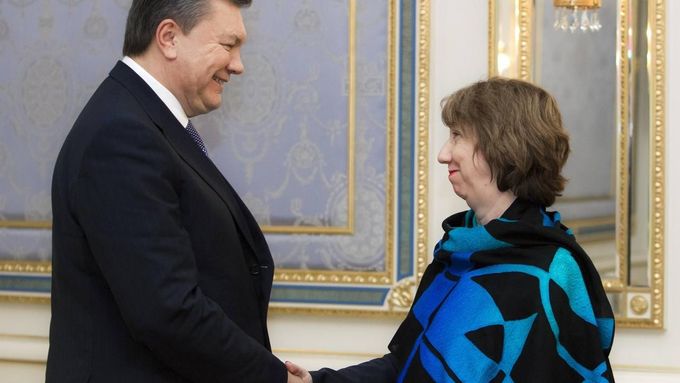 Ukrajinský prezident Viktor Janukovyč s šéfkou diplomacie EU Catherine Ashtonovou.