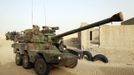 A French armoured personnel carrier with soldiers patrols the area outside Timbuktu February 1, 2013. REUTERS/Benoit Tessier (MALI - Tags: POLITICS CIVIL UNREST CONFLICT) Published: Úno. 1, 2013, 7:15 odp.