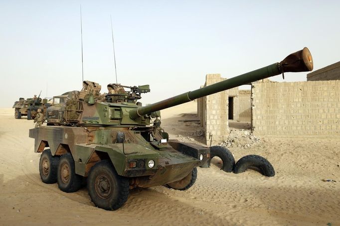 A French armoured personnel carrier with soldiers patrols the area outside Timbuktu February 1, 2013. REUTERS/Benoit Tessier (MALI - Tags: POLITICS CIVIL UNREST CONFLICT) Published: Úno. 1, 2013, 7:15 odp.