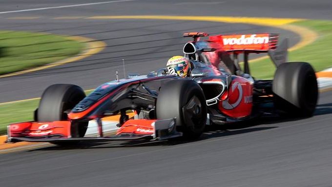Lewis Hamilton na okruhu v Melbourne