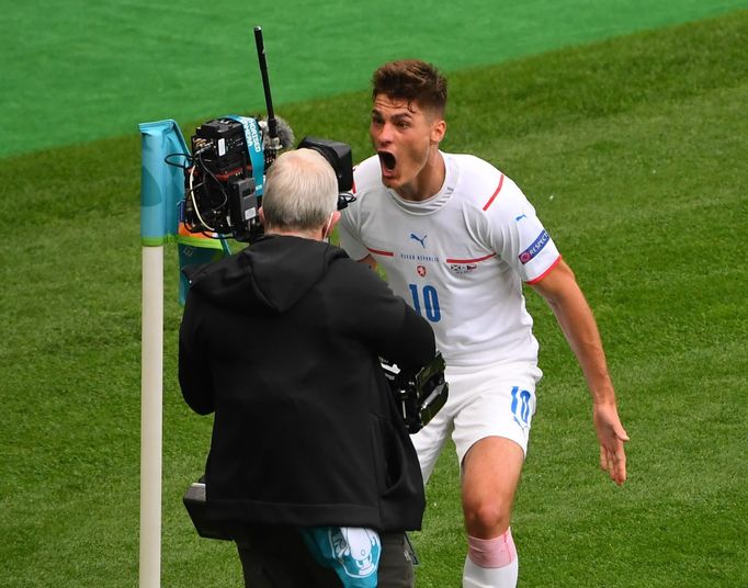 Patrik Schick slaví první gól v zápase Skotsko - Česko.