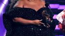 Lizzo přebírá Grammy za nejlepší sólový popový výkon ve skladbě Truth Hurts.