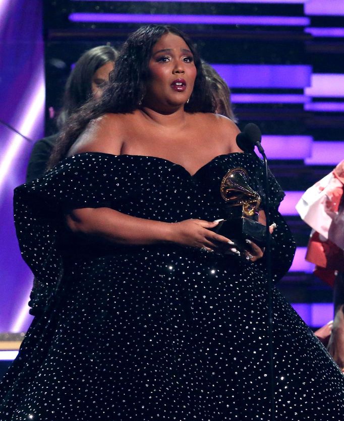 Lizzo přebírá Grammy za nejlepší sólový popový výkon ve skladbě Truth Hurts.