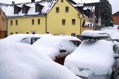V Krušných horách hustě sněží, Pardubicko hlásí námrazy