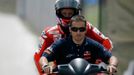 Casey Stoner se musel do boxů dostat jinak