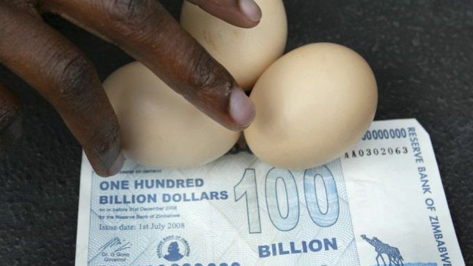 Za bankovku v hodnotě 100 miliard zimbabwských dolarů jste si v Zimbabwe mohli pořídit tři vajíčka...