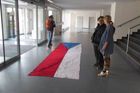 Česká vlajka jako rohožka? Kulturní instituce projekt hájí