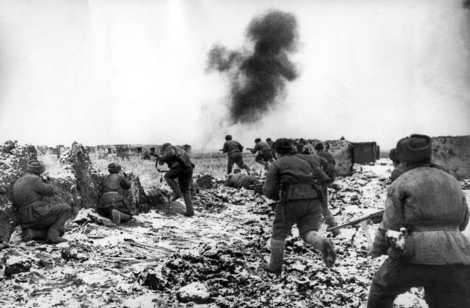 Photo prise durant l'hiver 1942-43 de soldats soviétiques repoussant l'armée allemande lors de la bataille de Stalingrad, l'un des tournants de la seconde guerre mondiale. Perdue en février 1943 par l'Allemagne, cette bataille aura coûté la vie à 70.000 soldats allemands et 91000 d'entre eux auront été faits prisonniers. Picture taken during the winter 1942-43 showing Soviet soldiers driving out the German army during the Battle of Stalingrad, a major turning-point in the Allied victory over Germany during World War II. The battle, lost in February 1943 by the Germans, cost 70.000 German lives and yielded 91.000 prisoners-of-war to the Russians.