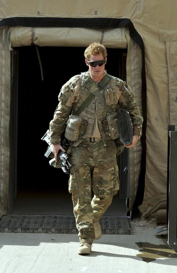 Britain's Prince Harry walks in Camp Bastion, southern Afghanistan in this photograph taken October 31, 2012, and released January 21, 2013. The Prince, who is serving as a pilot/gunner with 662 Squadron Army Air Corps, is on a posting to Afghanistan that runs from September 2012 to January 2013. Photograph taken October 31, 2012. REUTERS/John Stillwell/Pool (AFGHANISTAN - Tags: MILITARY POLITICS SOCIETY ROYALS CONFLICT) Published: Led. 21, 2013, 8:01 odp.