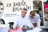 Andrej Babiš a jeho obytný Bürstner Travel Van