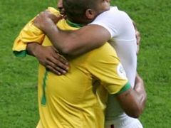 Brazilec Ronaldo (ve žlutém) gratuluje svému soupeři v útoku Thierry Henrymu z Francie k postupu do semifinále MS.
