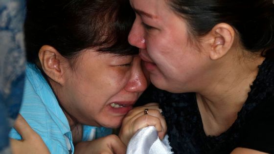 Obrazem: Slzy a zděšení. Příbuzní čekají na zprávy o AirAsia