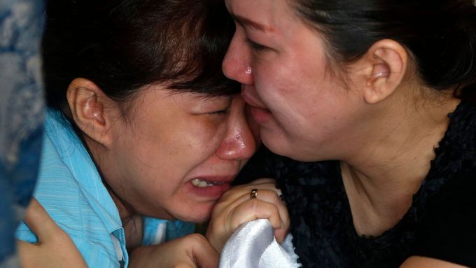 Obrazem: Slzy a zděšení. Příbuzní čekají na zprávy o AirAsia