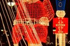 Světélkující Santa Claus na berlínském Kurfürstendammu.