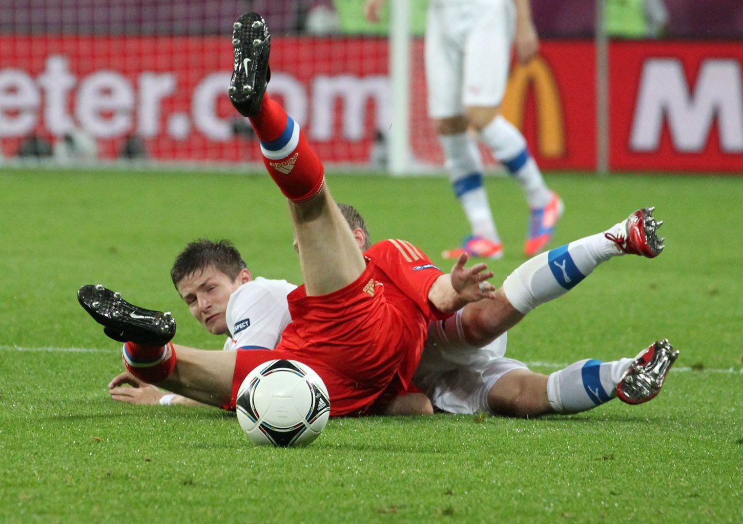 Václav Pilař s ležícím ruským hráčem v utkání Ruska s Českou republikou na Euru 2012