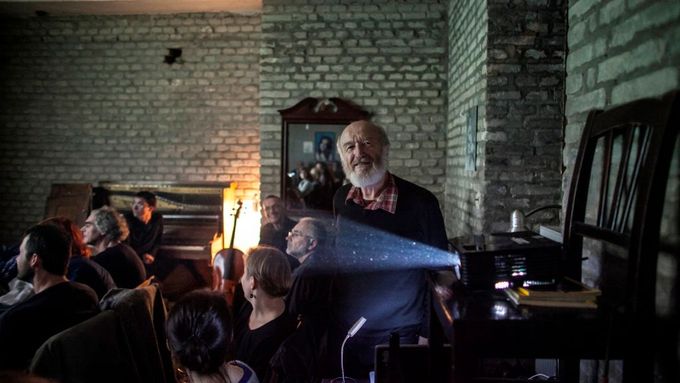 Fotograf Bohdan Holomíček během autorské projekce na loňském ročníku Festivalu Fotograf