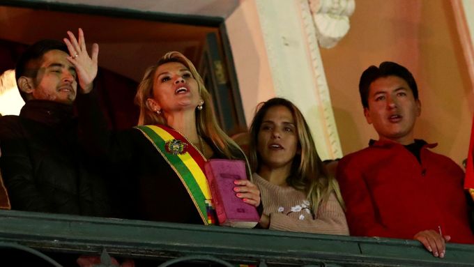 Místopředsedkyně bolivijského Senátu Jeanine Áňezová se v úterý místního času prohlásila dočasnou prezidentkou země.
