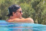 Fernando Alonso si užíval volno v bazénu.