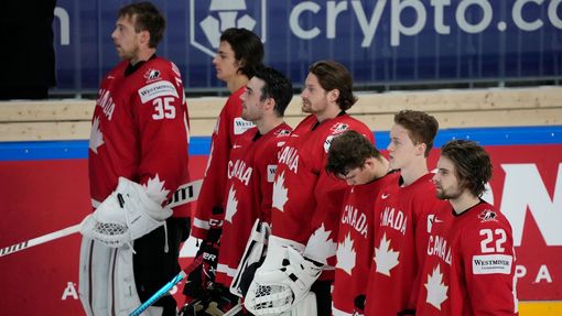 Kanadští hokejisté po zápase s Finskem
