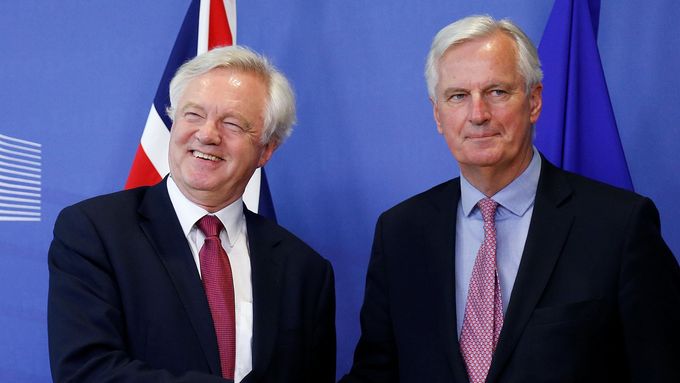 Vyjednávači David Davis a Michel Barnier.
