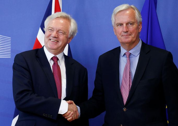 Vyjednávači David Davis a Michel Barnier.