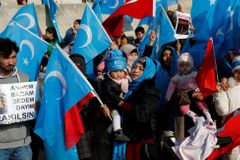 Ani po smrti nenašli klid. Čína likviduje ujgurské hřbitovy i poutní místa a mešity