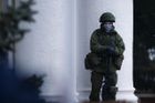 Ozbrojenci na Krymu obsadili letiště. Čekají útok