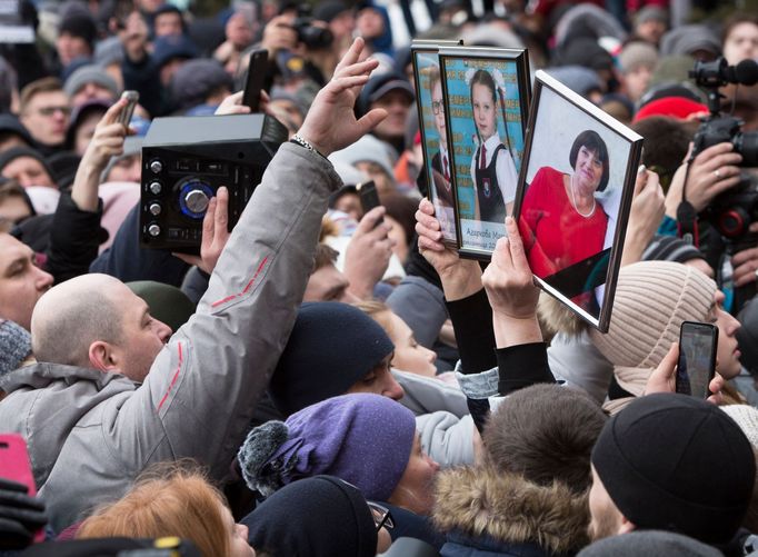 Demonstrace v Kemerovu kvůli vyšetřování požáru.