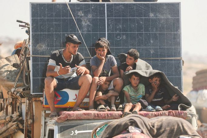 Vysídlení Palestinci prchají ze severní Gazy na jih po izraelském rozkazu k evakuaci obyvatel Gazy. Centrální pásmo Gazy, 14. září 2025.