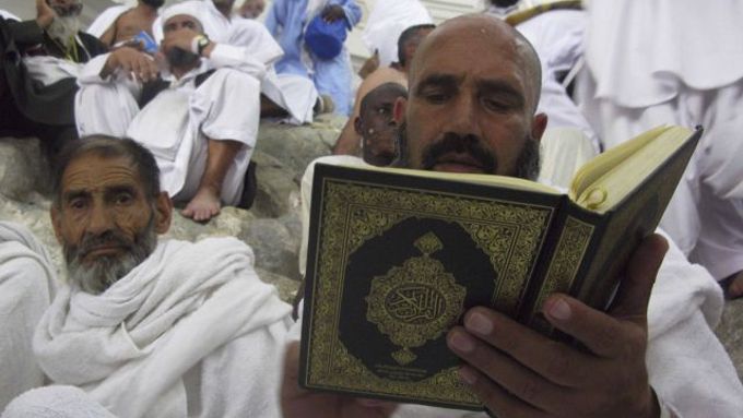 Muslim si čte v koránu během pouti v Mekce.