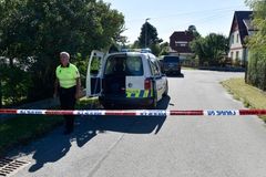 V Rožnově zastřelil muž svou družku a dvě děti, poté zbraň obrátil proti sobě