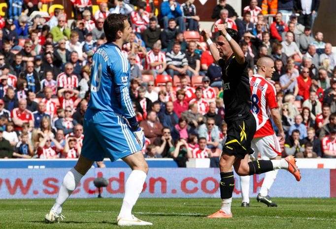 Dánský fotbalový brankář Thomas Sörensen reaguje na gól ve své síti, který právě vstřelil Chris Eagles z Boltonu Wanderers během utkání anglické Premier League.