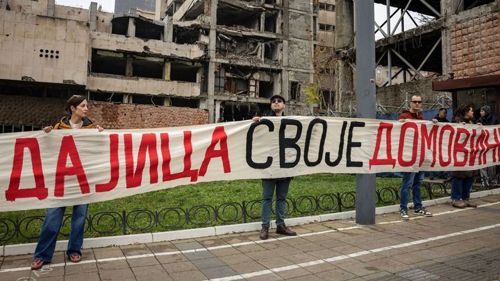 Tisíce lidí protestovaly v Bělehradě proti projektu Trumpova zetě, chrání památku