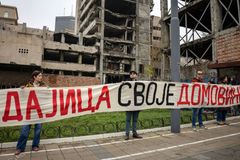 Tisíce lidí protestovaly v Bělehradě proti projektu Trumpova zetě, chránili památku